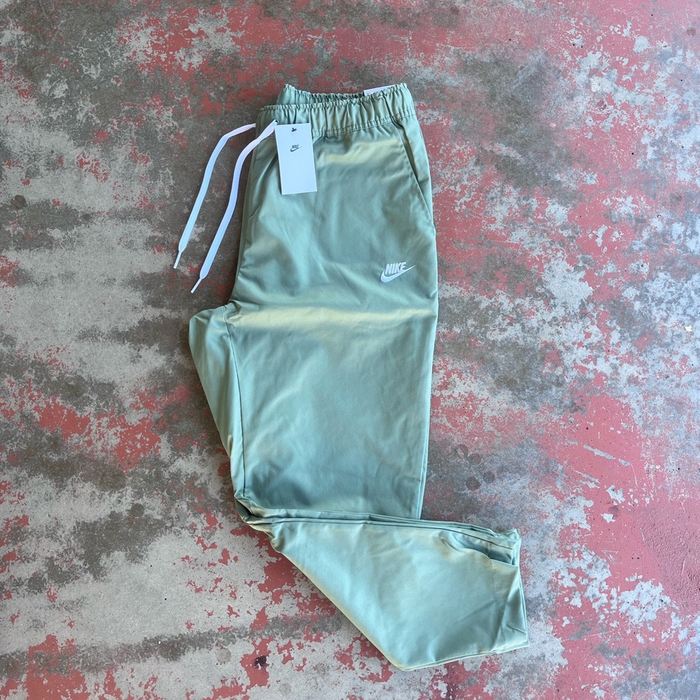 Nike Club Woven Tapered Leg Pants Oil Green NWT DX0623-386 Medium - Picture 11 of 11